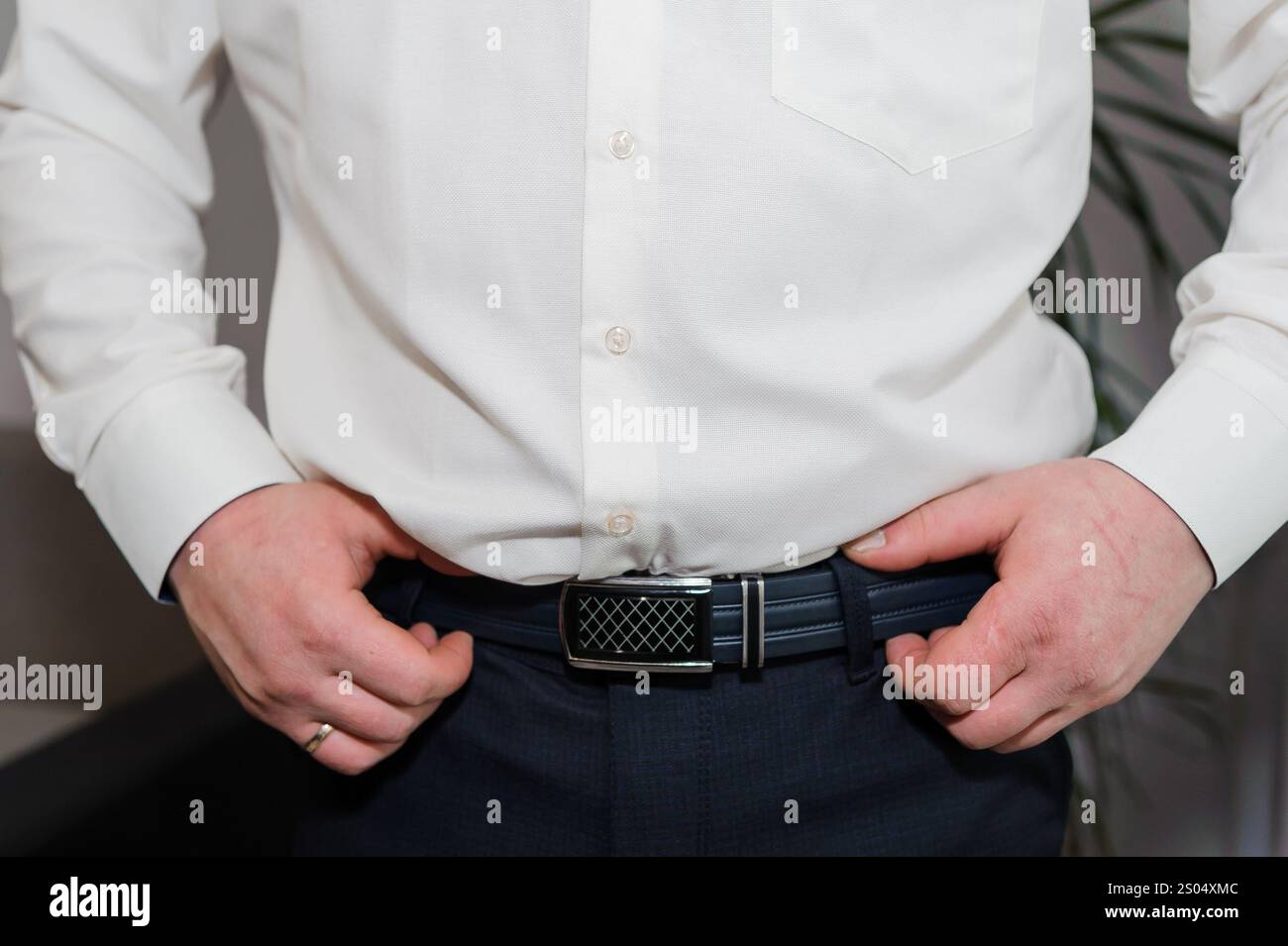 Professioneller verstellbarer Gürtel für Männer in eleganter Freizeitkleidung. Stockfoto