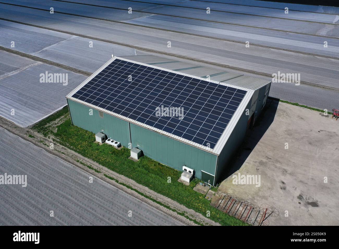 Solarpaneele in einem großen Gebäude. Solarpaneele liefern freie Energie von der Sonne. Stockfoto