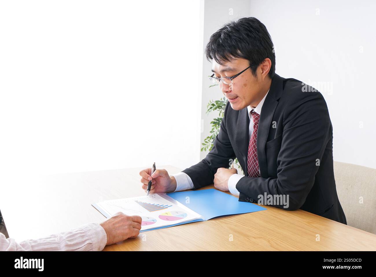 Älteres Ehepaar und Verkäufer Stockfoto