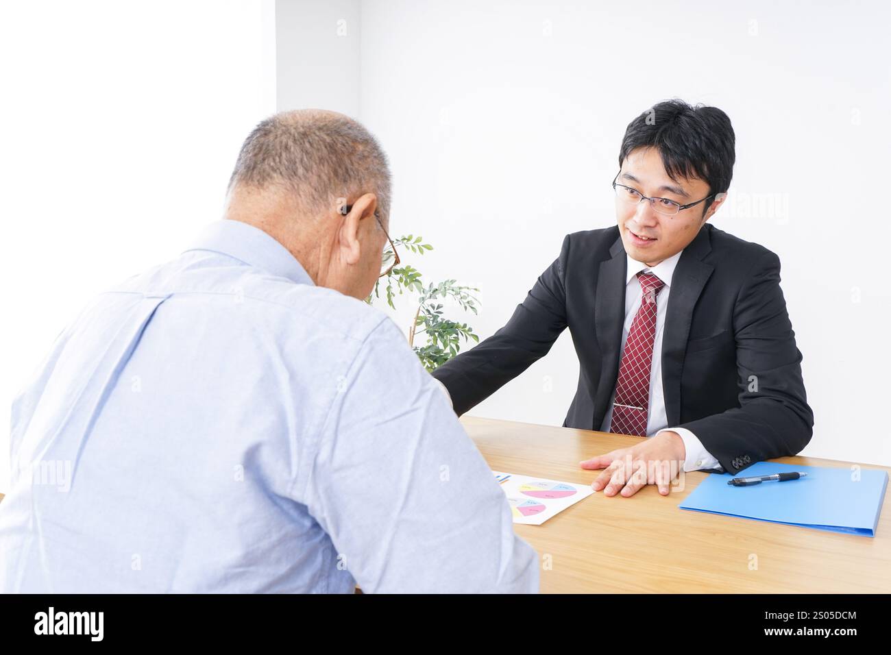 Älteres Ehepaar und Verkäufer Stockfoto