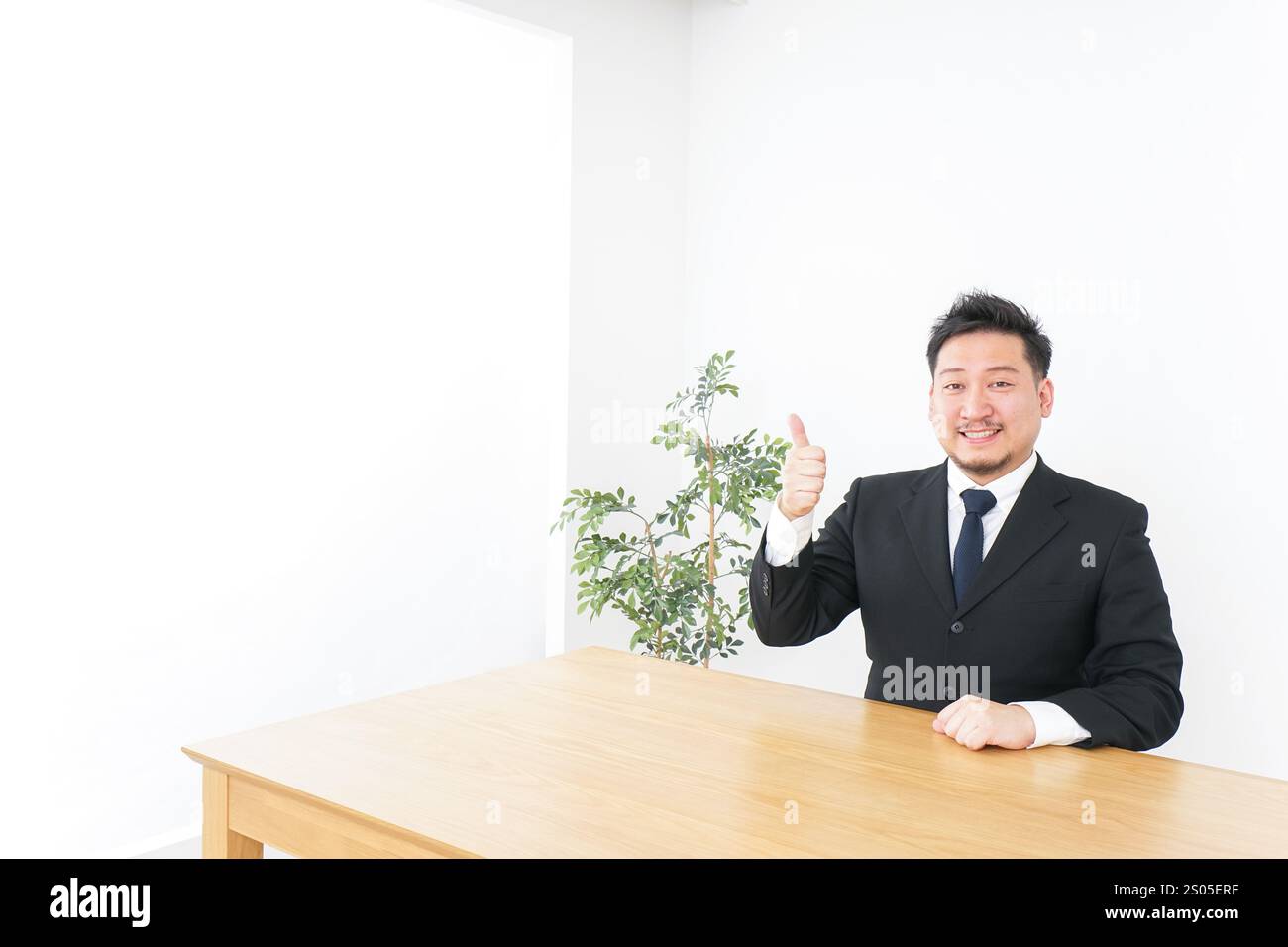 Geschäftsmann unterschreibt das OK-Zeichen Stockfoto