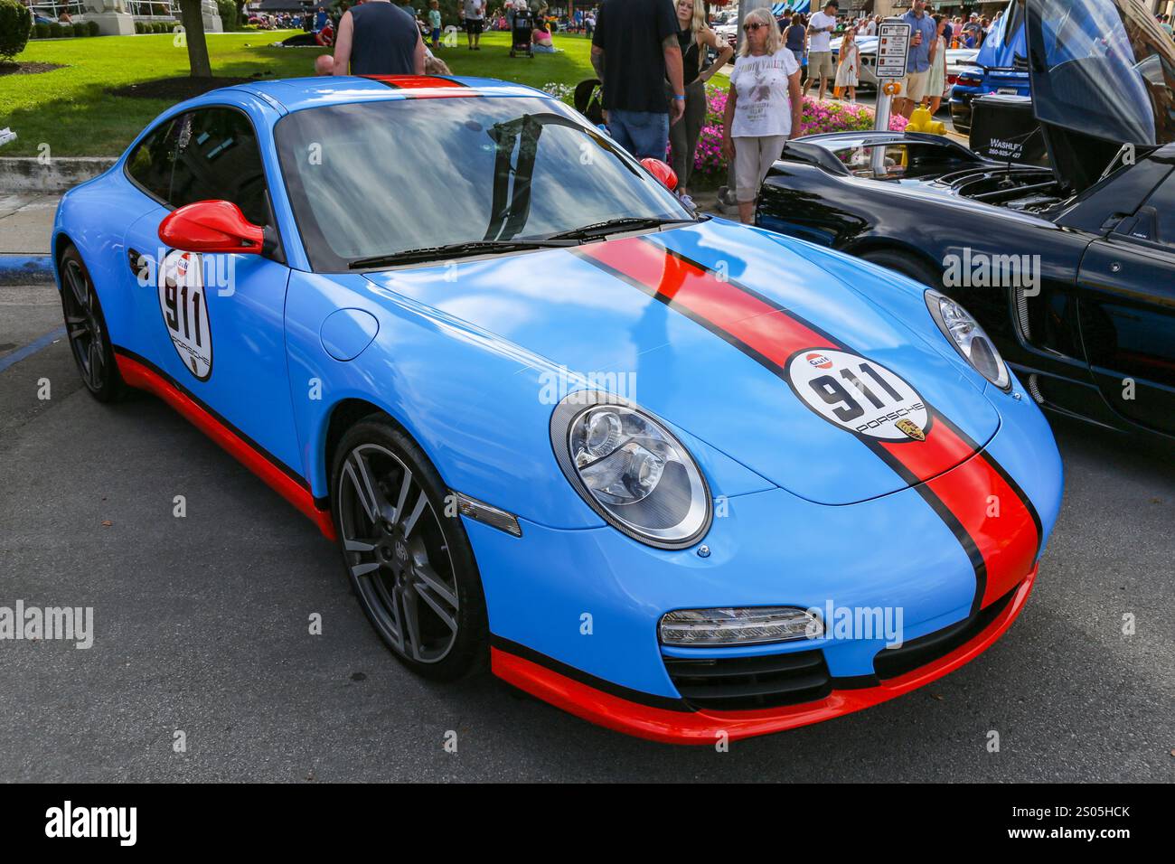 Ein blau-orange Gulf Racing Porsche 911 997,2 Carrera Sportwagen auf der Fast and Fabulous Car Show in Auburn, Indiana, USA. Stockfoto