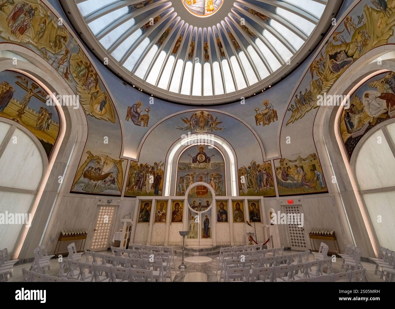 Das reich verzierte Innere der St. Nicholas Greek Orthodox Church & National Shrine in NYC, in einer symmetrischen Komposition mit atemberaubendem Design Stockfoto Das reich verzierte Innere der St. Nicholas Greek Orthodox Church & National Shrine in NYC, in einer symmetrischen Komposition mit atemberaubendem Design Stockfoto
