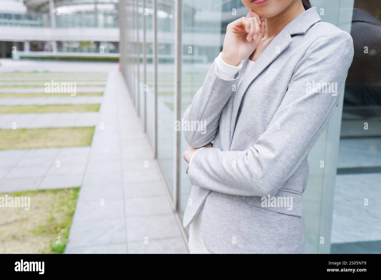 Geschäftsfrau denkt in der Bürostraße Stockfoto