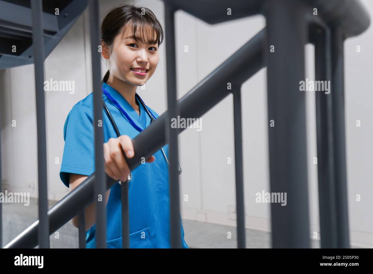 Junge Krankenschwester auf der Treppe Stockfoto