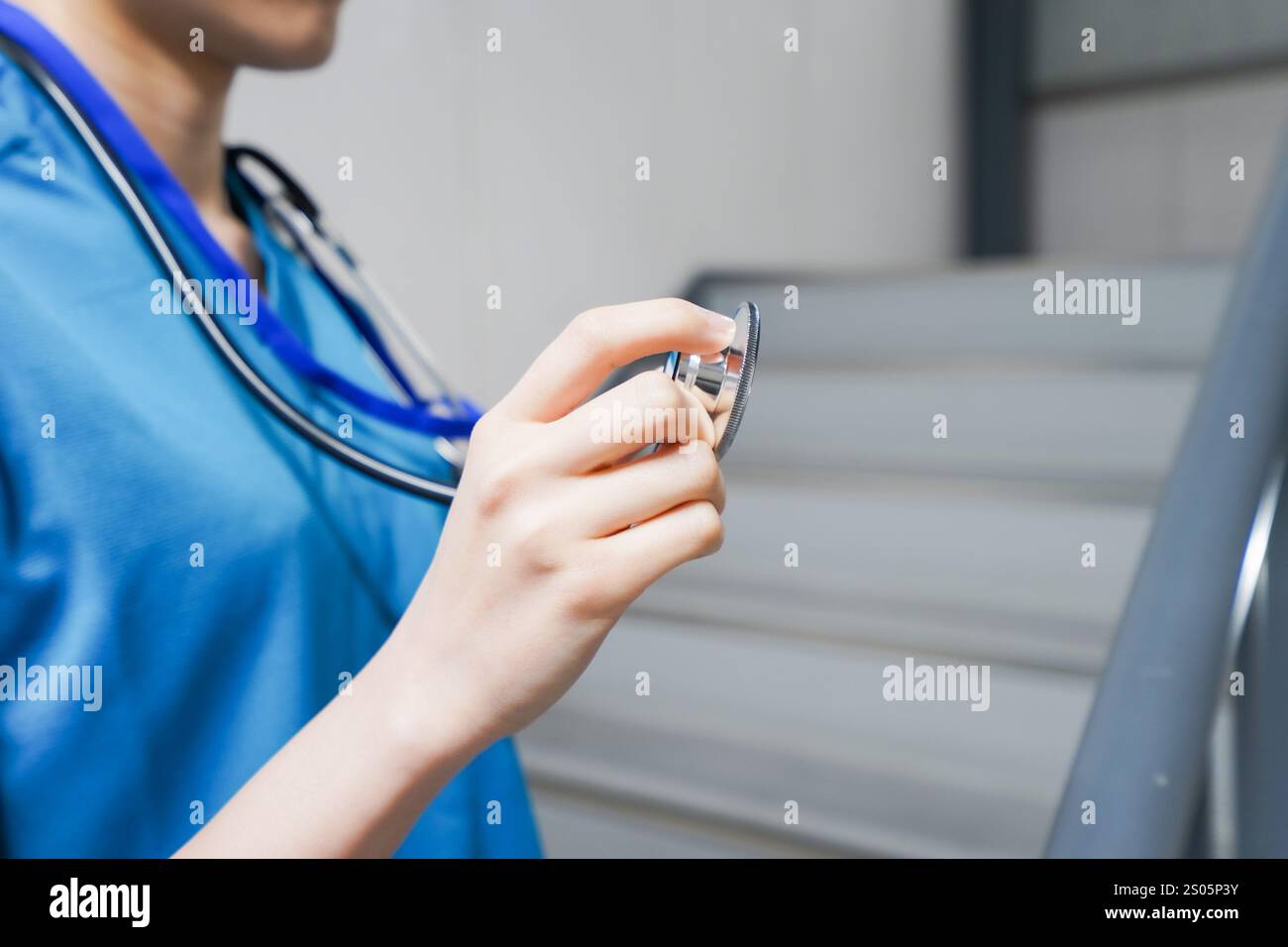 Junge Krankenschwester auf der Treppe Stockfoto
