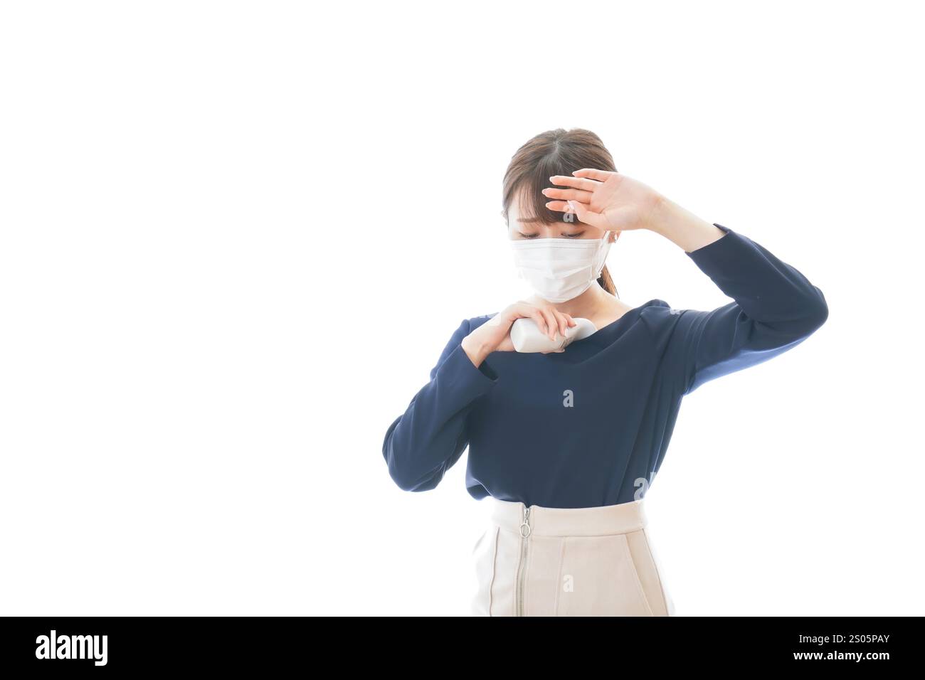 Eine junge Geschäftsfrau, die ihre Temperatur misst Stockfoto