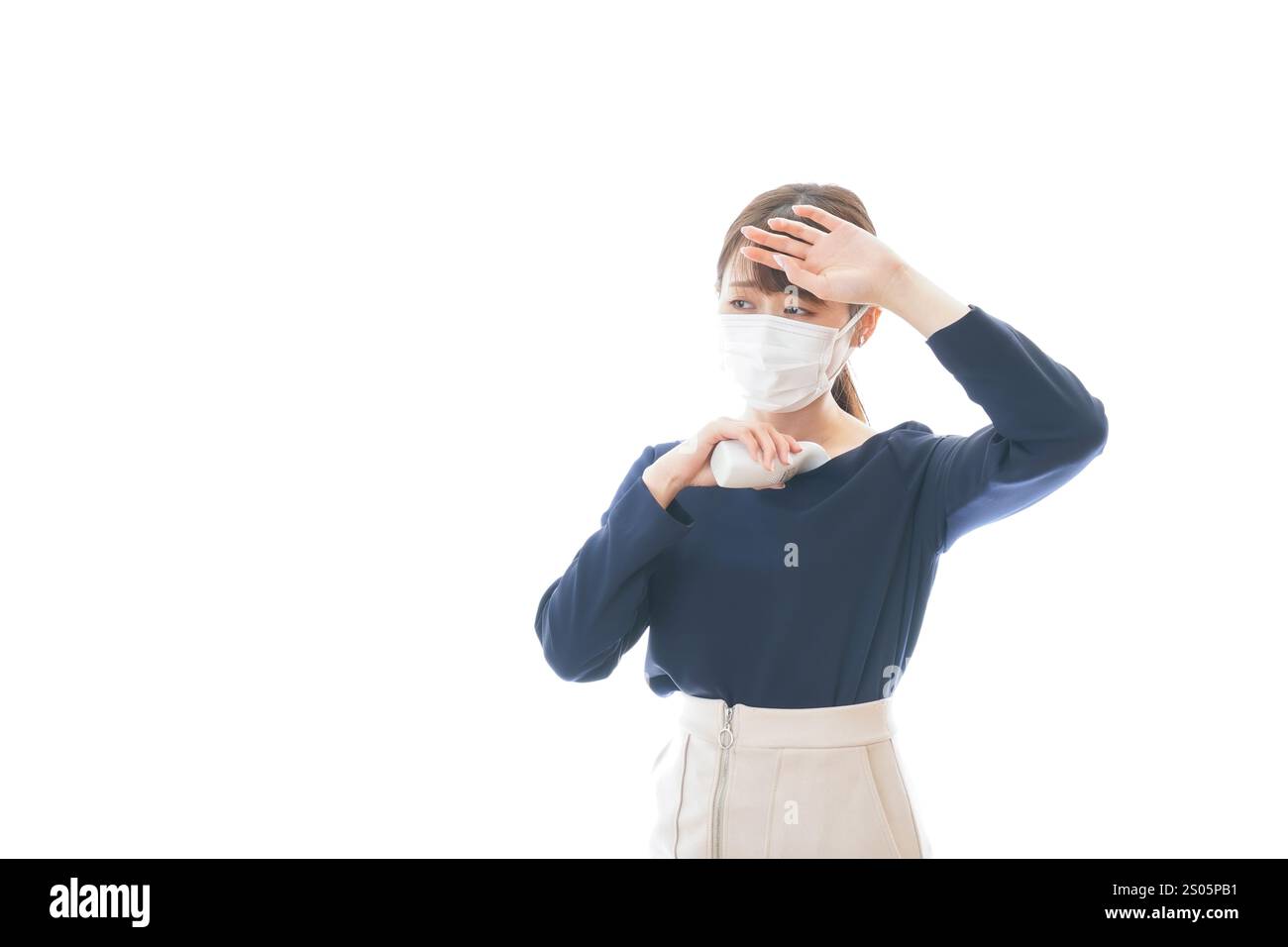 Eine junge Geschäftsfrau, die ihre Temperatur misst Stockfoto