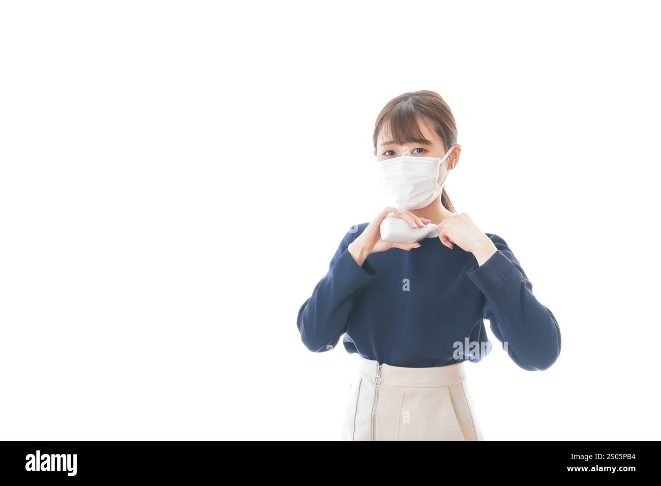 Eine junge Geschäftsfrau, die ihre Temperatur misst Stockfoto