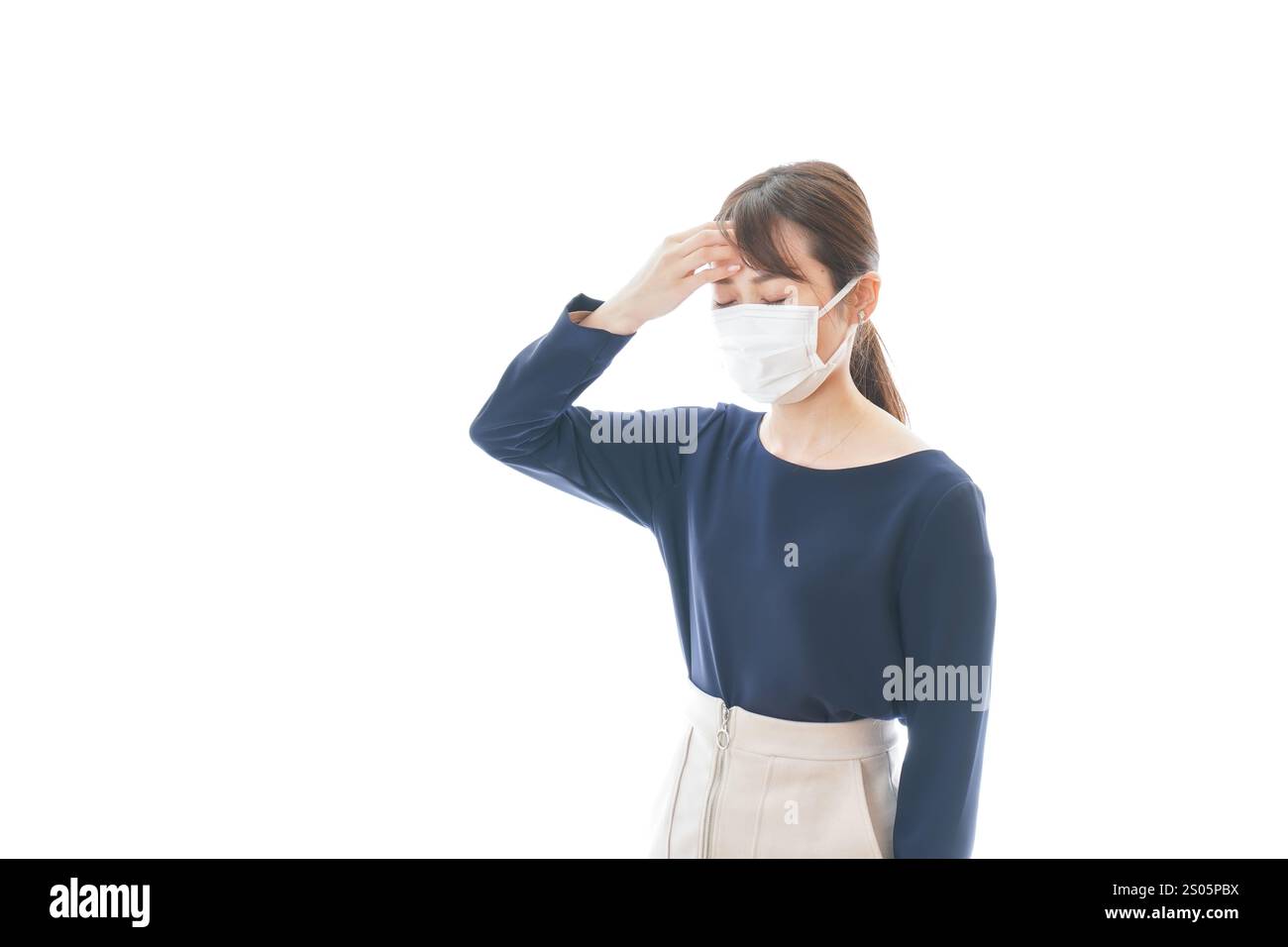 Junge Geschäftsfrau mit Hustensymptomen Stockfoto