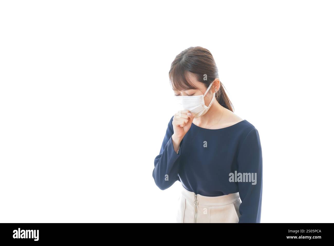 Junge Geschäftsfrau mit Hustensymptomen Stockfoto