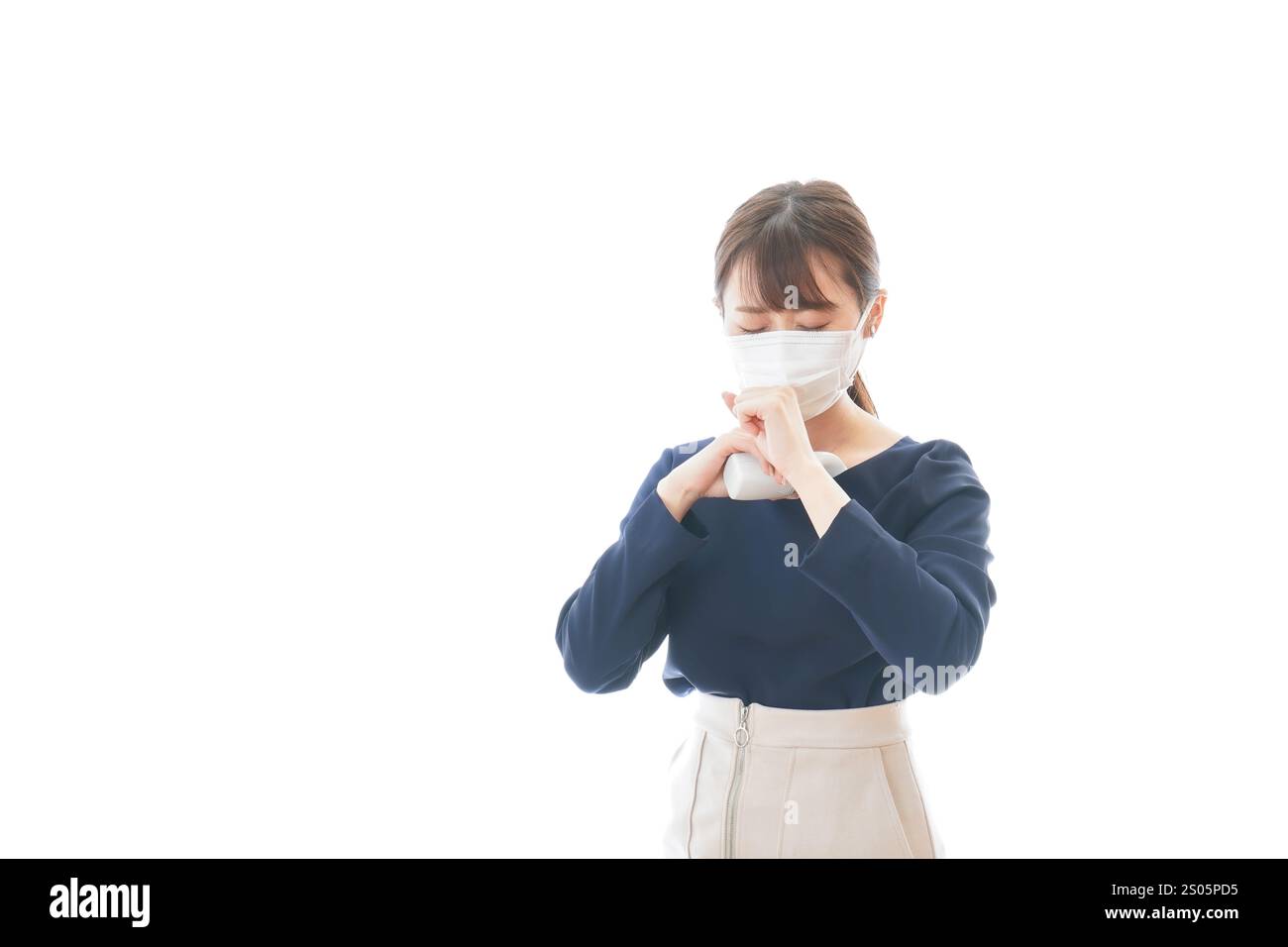 Eine junge Geschäftsfrau, die ihre Temperatur misst Stockfoto