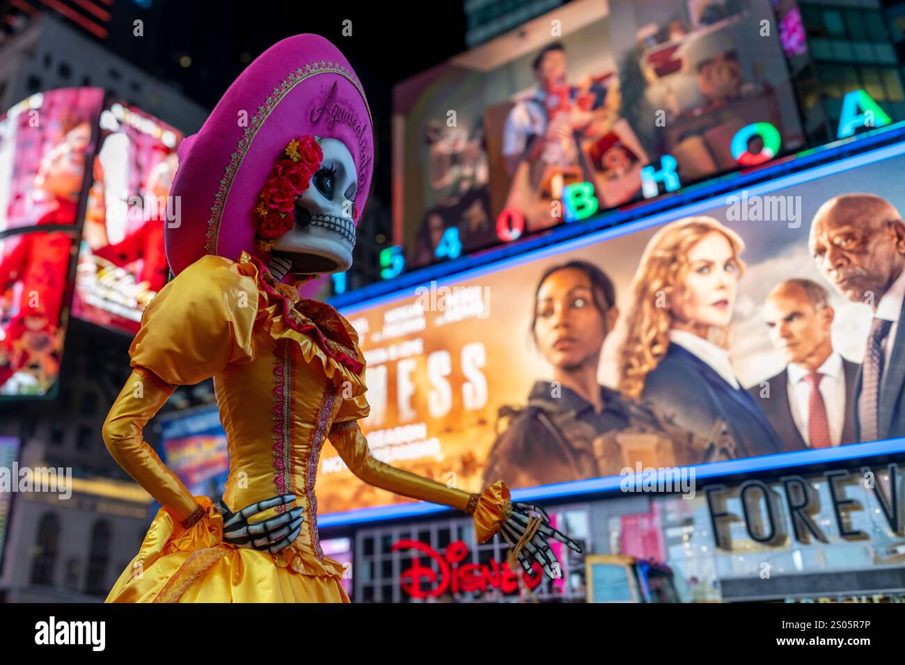 Pulsierende Fusion von Kultur $ Stadtleben: Dia de los Muertos Skelett am Times Square. Neonlichter und farbenfrohe Kostüme treffen auf New Yorks pulsierende Nacht. Stockfoto