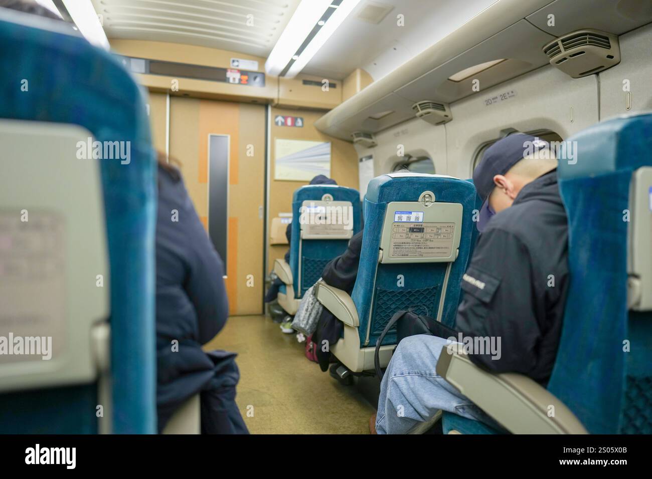 21. Dezember 2024 im Shinkansen-Zug vom Bahnhof Kokura zum Bahnhof Hakata in der Präfektur Fukuoka, Japan. Stockfoto