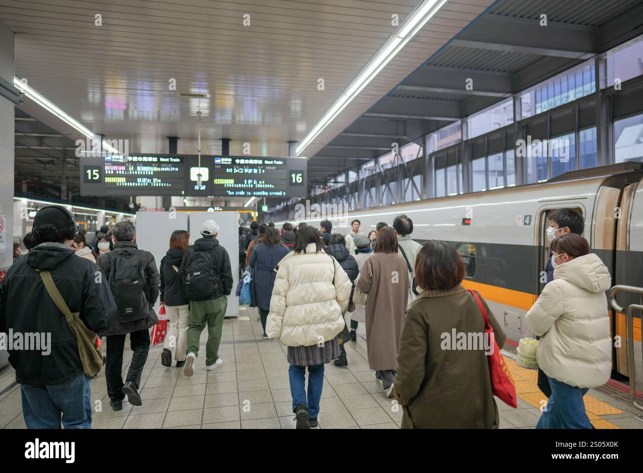 Bahnsteig Shinkansen am Bahnhof Hakata in Hakata Ward, Fukuoka City, Präfektur Fukuoka, Japan am Abend des 21. Dezember 2024. Stockfoto