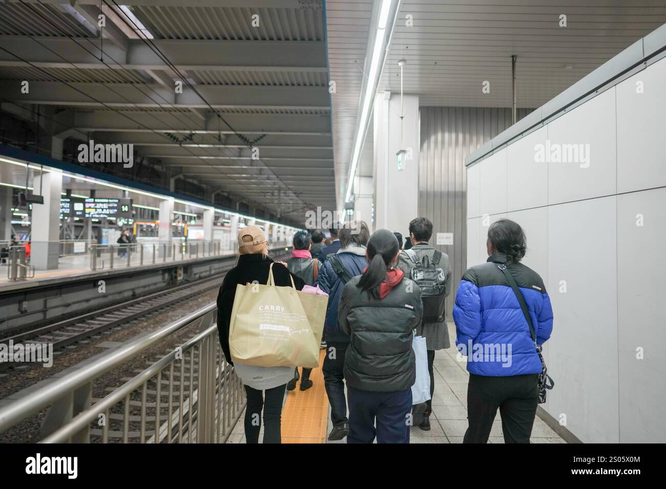 Bahnsteig Shinkansen am Bahnhof Hakata in Hakata Ward, Fukuoka City, Präfektur Fukuoka, Japan am Abend des 21. Dezember 2024. Stockfoto