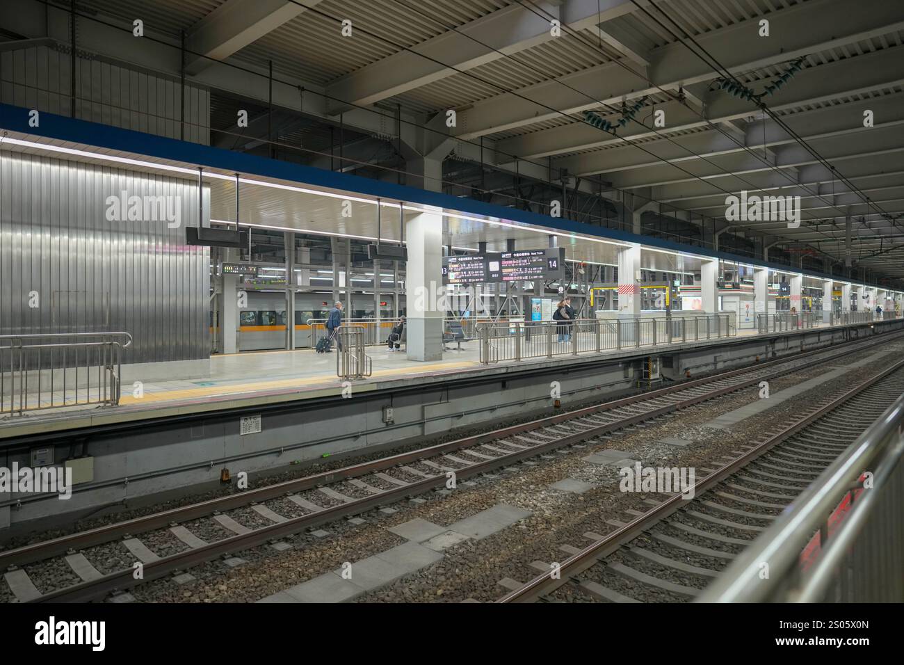 Bahnsteig Shinkansen am Bahnhof Hakata in Hakata Ward, Fukuoka City, Präfektur Fukuoka, Japan am Abend des 21. Dezember 2024. Stockfoto