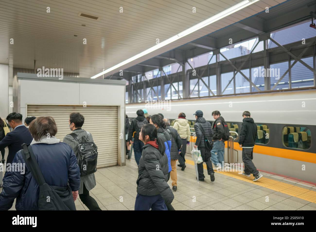 Bahnsteig Shinkansen am Bahnhof Hakata in Hakata Ward, Fukuoka City, Präfektur Fukuoka, Japan am Abend des 21. Dezember 2024. Stockfoto