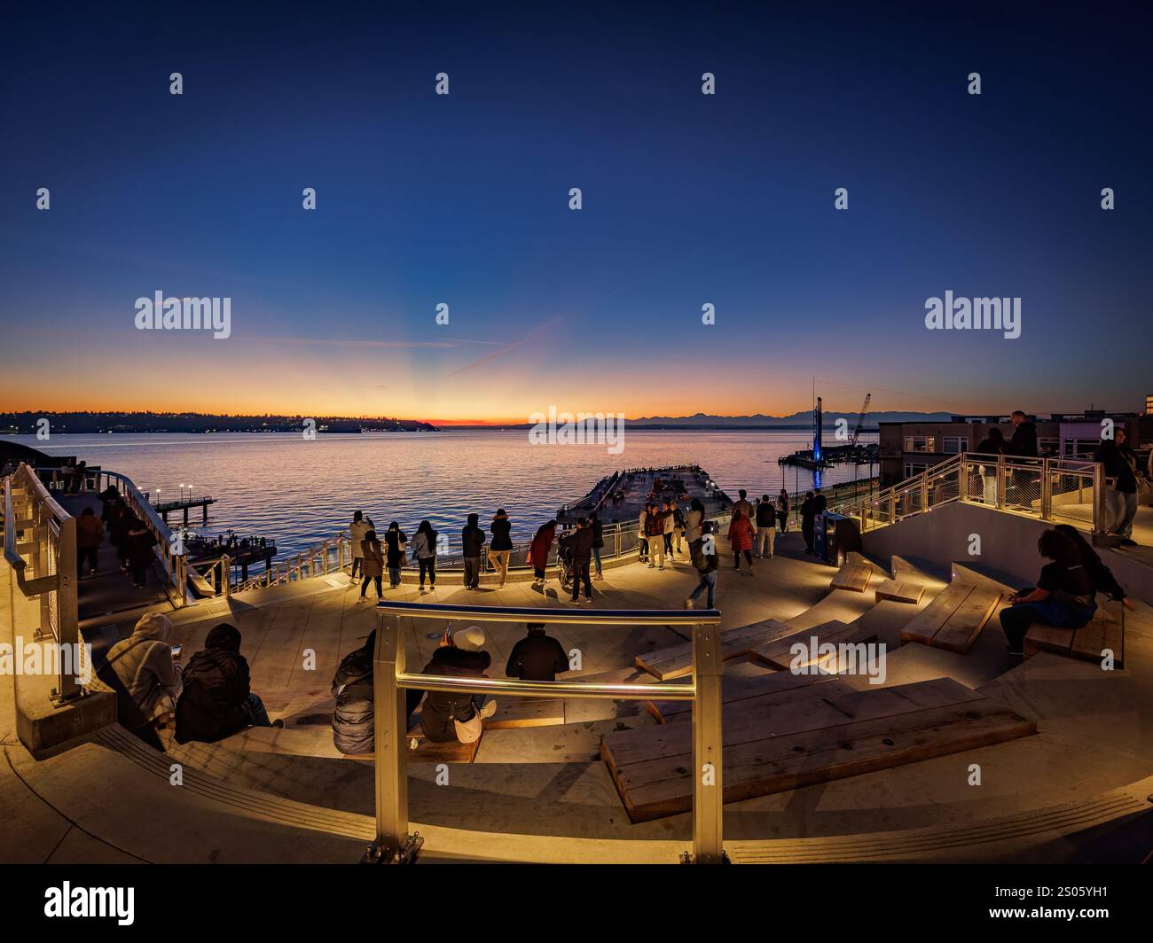 Wintersonnenuntergang am neuen Overlook Walk, der mit dem Pike Place Market in Seattle verbunden ist. Der neue Park wurde am 4. Oktober 2024 eröffnet. Stockfoto