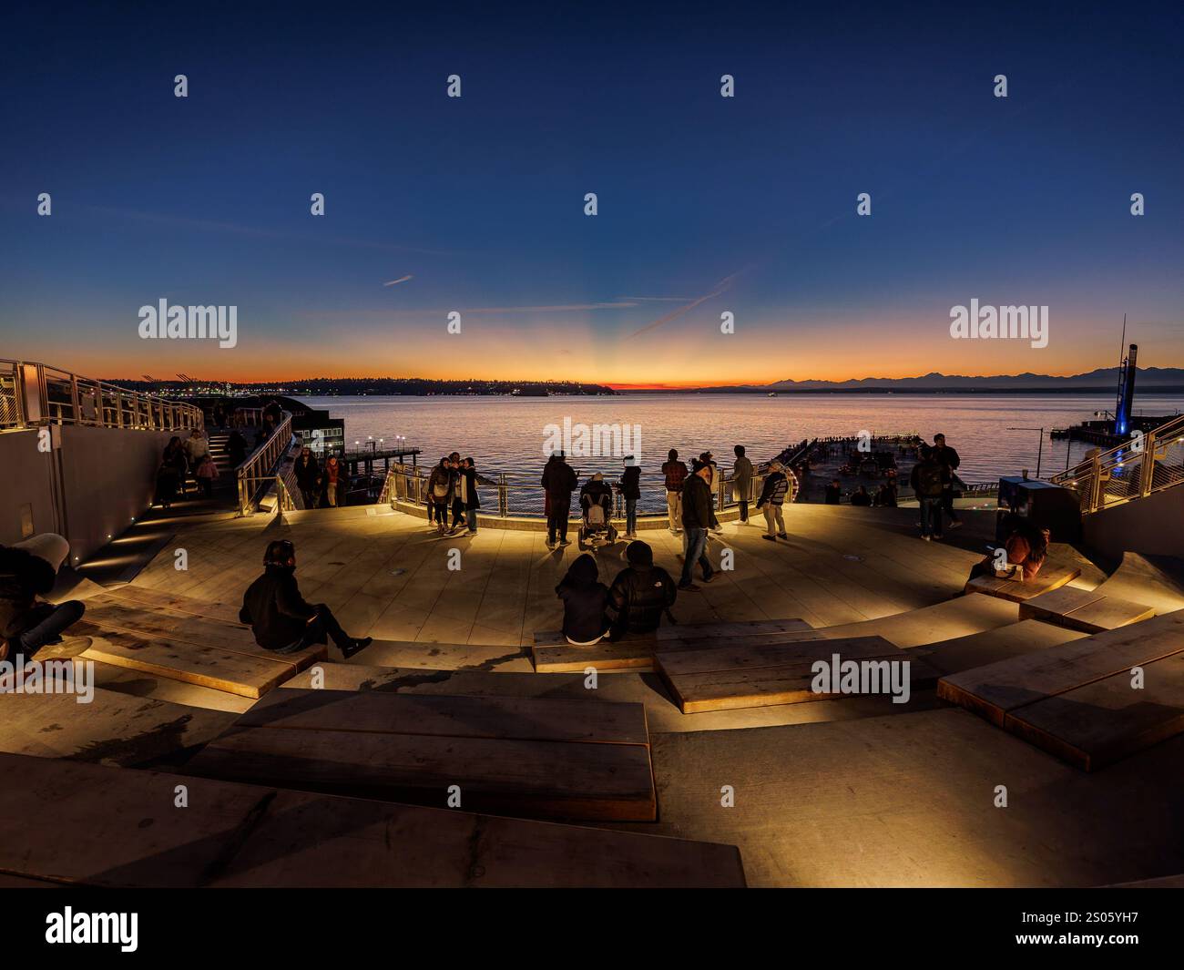Wintersonnenuntergang am neuen Overlook Walk, der mit dem Pike Place Market in Seattle verbunden ist. Der neue Park wurde am 4. Oktober 2024 eröffnet. Stockfoto