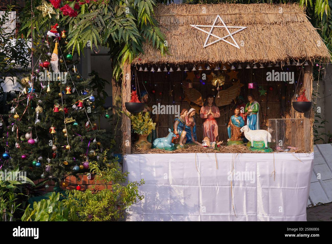 Dhaka, Dhaka, Bangladesch. Dezember 2024. Heute, am 25. Dezember 2024, wird Weihnachten, zum Gedenken an die Geburt Jesu Christi, in ganz Bangladesch mit großer Begeisterung und Freude gefeiert, wie es weltweit der Fall ist. Für die christliche Gemeinschaft ist dieser Tag nicht nur ein religiöses fest, sondern auch eine tiefe Botschaft der geistigen Reinheit, des Friedens und der Liebe zur Menschheit. (Kreditbild: © Rubel Karmaker/ZUMA Press Wire) NUR REDAKTIONELLE VERWENDUNG! Nicht für kommerzielle ZWECKE! Quelle: ZUMA Press, Inc./Alamy Live News Stockfoto