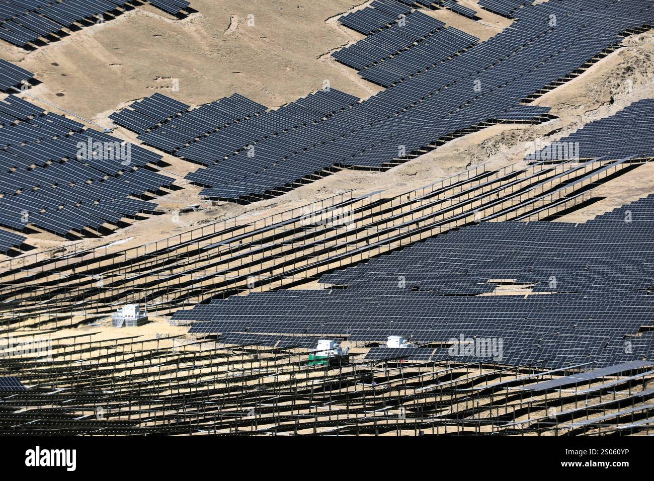 Yajiang, China. 23. Dezember 2024. Luftaufnahme des Photovoltaik-Kraftwerks Kela, des weltweit größten und höchstgelegenen Wasserkraftwerks und des ergänzenden PV-Kraftwerks, am 23. Dezember 2024 in Yajiang County in der Autonomen Präfektur Garze in der Provinz Sichuan in China. Quelle: Wang Lei/China News Service/Alamy Live News Stockfoto