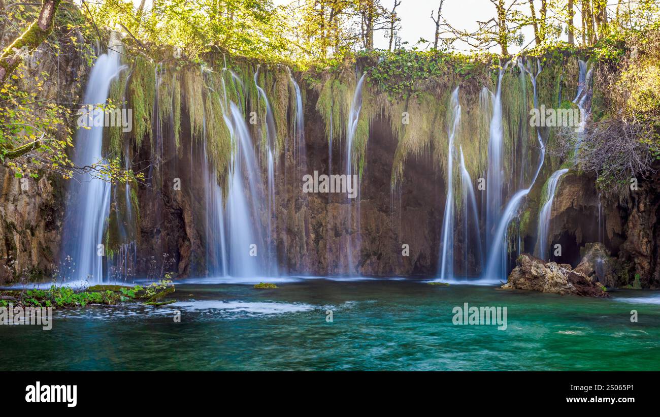 Die Landschaft des Wasserfalls im Nationalpark Plitvicer Seen an einem sonnigen Herbsttag. Foto am 21. Oktober 2024 im Plitvicer Seen National Par Stockfoto