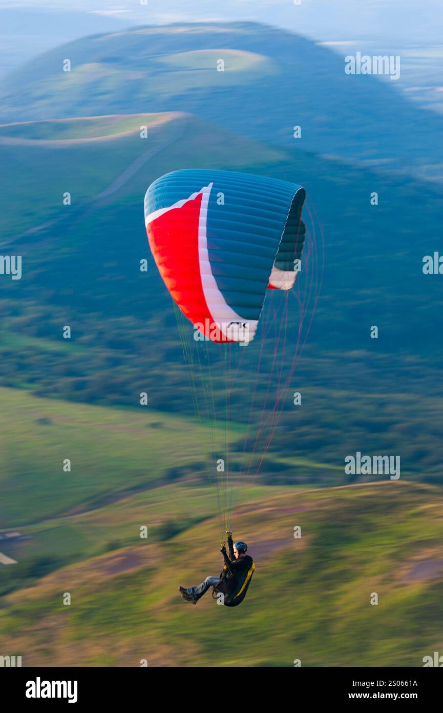 Frankreich, Puy-de-Dome (63), Chaines des Puys, Gleitschirmflieger auf den Hängen des Gipfels des ehemaligen Puy-de-Dome Vulkans Stockfoto