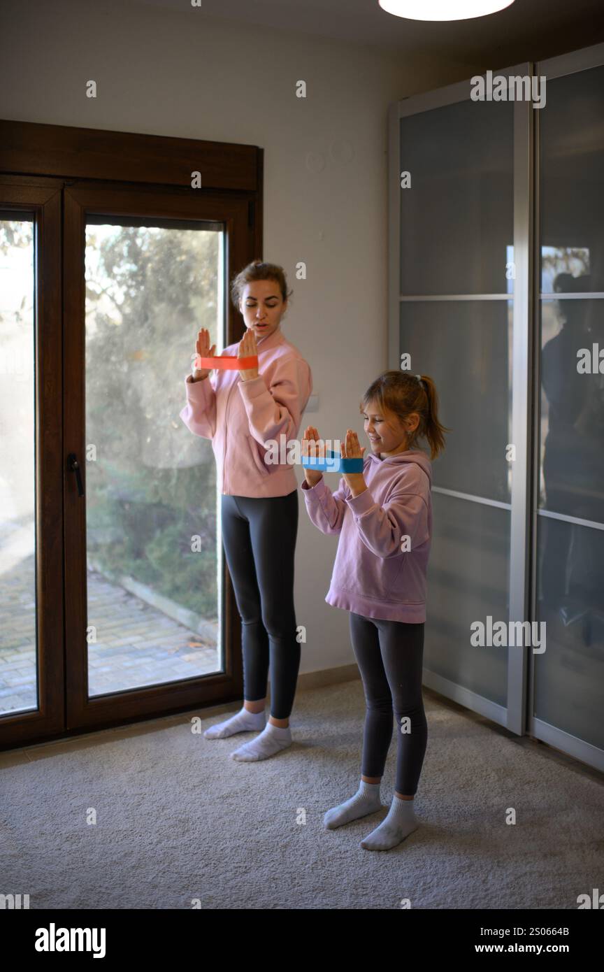 Mutter und Tochter machen zu Hause Pilates mit Online-Lehrer Stockfoto