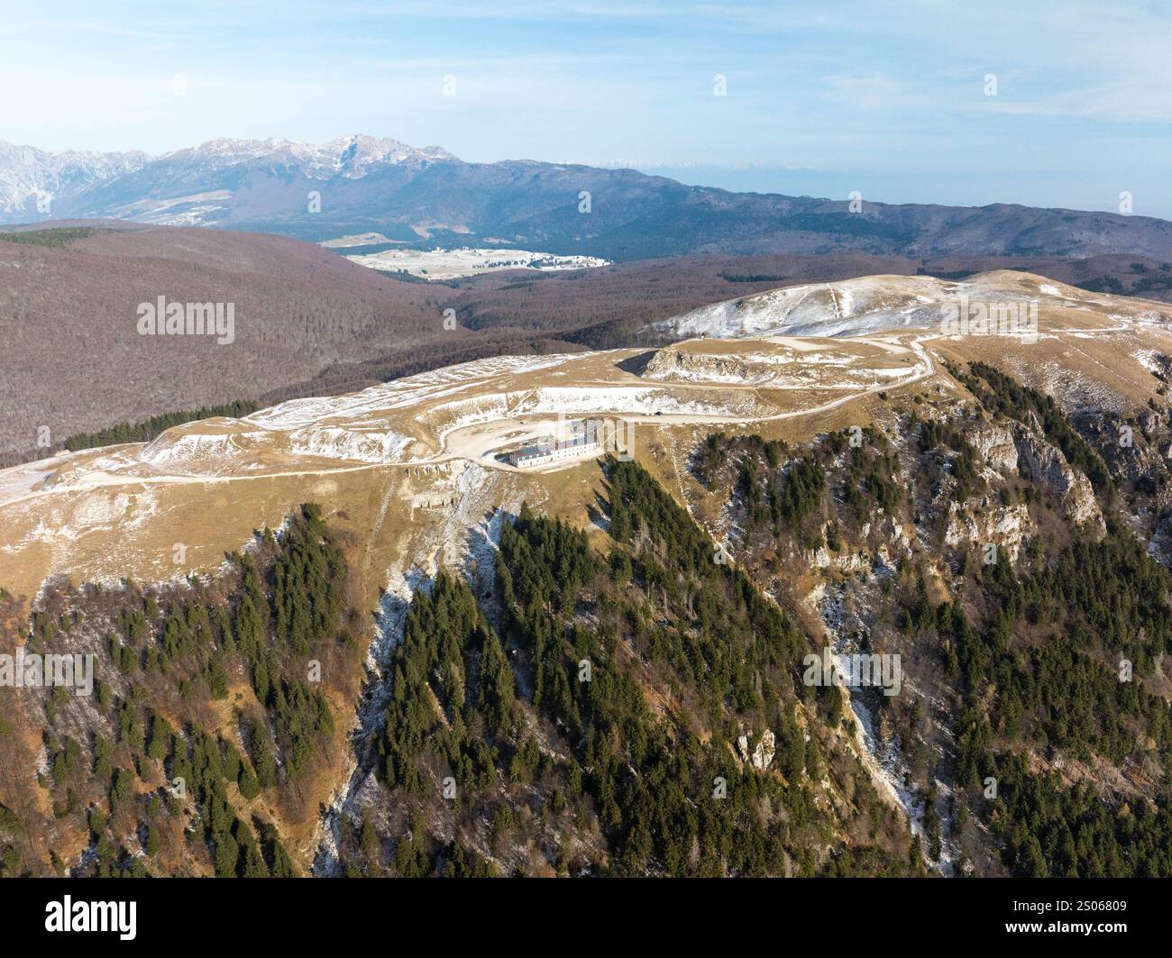 Monte Pizzoc panoramica aerea dall'alto sulle dolomiti durante giornata di Sole e cielo terso Stockfoto