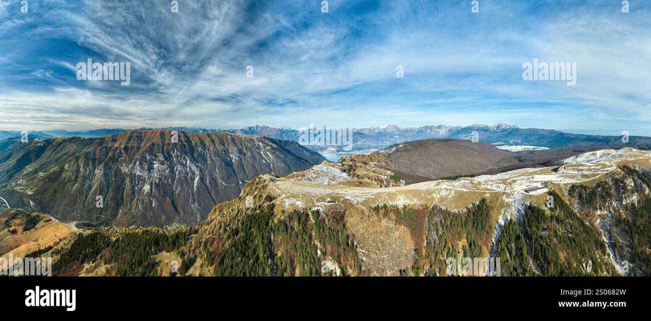 Monte Pizzoc panoramica aerea dall'alto sulle dolomiti durante giornata di Sole e cielo terso Stockfoto