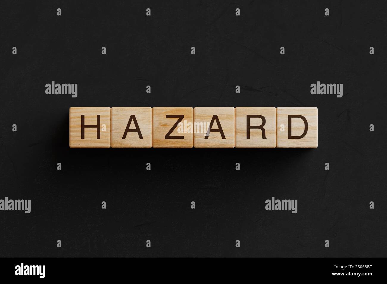 Reihe von Holzwürfelblöcken mit Gefahrenzeichen auf schwarzem Hintergrund. 3D-Rendering Stockfoto