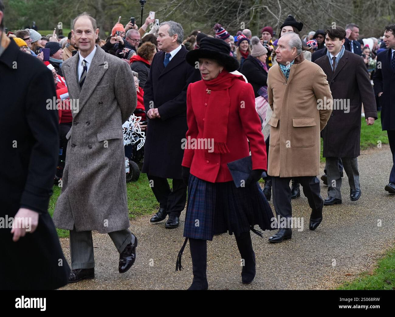 Der Herzog von Edinburgh, Daniel Chatto, die Prinzessin Royal, der Earl of Snowdon und Samuel Chatto, die am Weihnachtsfeiertag in der St. Mary Magdalene Church in Sandringham, Norfolk, teilnahmen. Bilddatum: Mittwoch, 25. Dezember 2024. Stockfoto