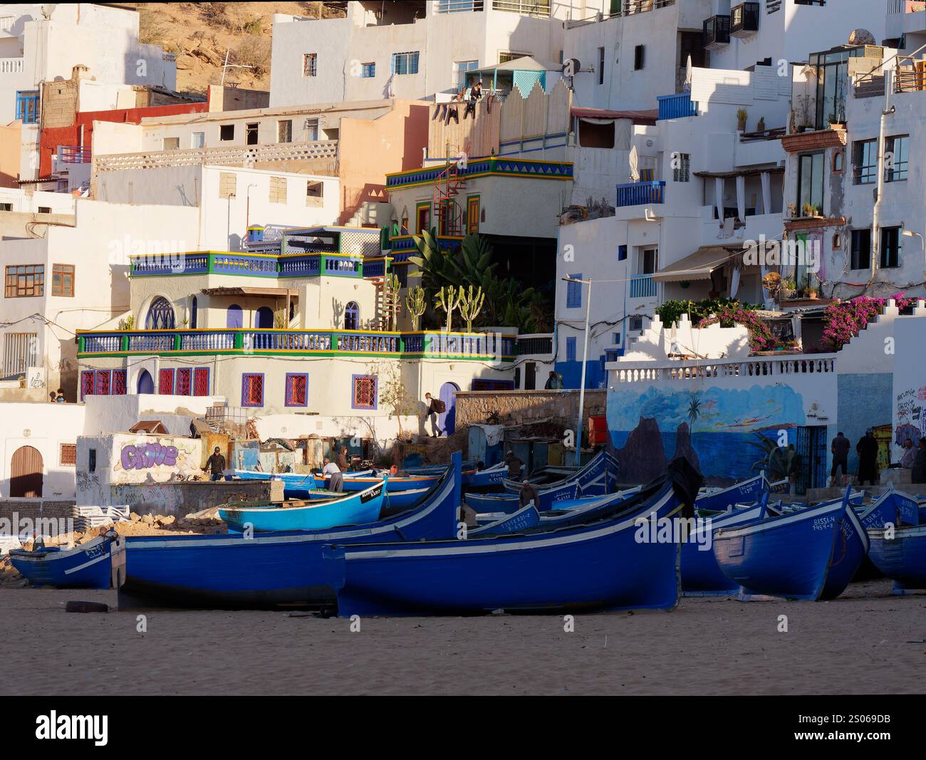 Blaue Fischerboote am Strand im Dorf Taghazout, Marokko. Dezember 2024. Stockfoto