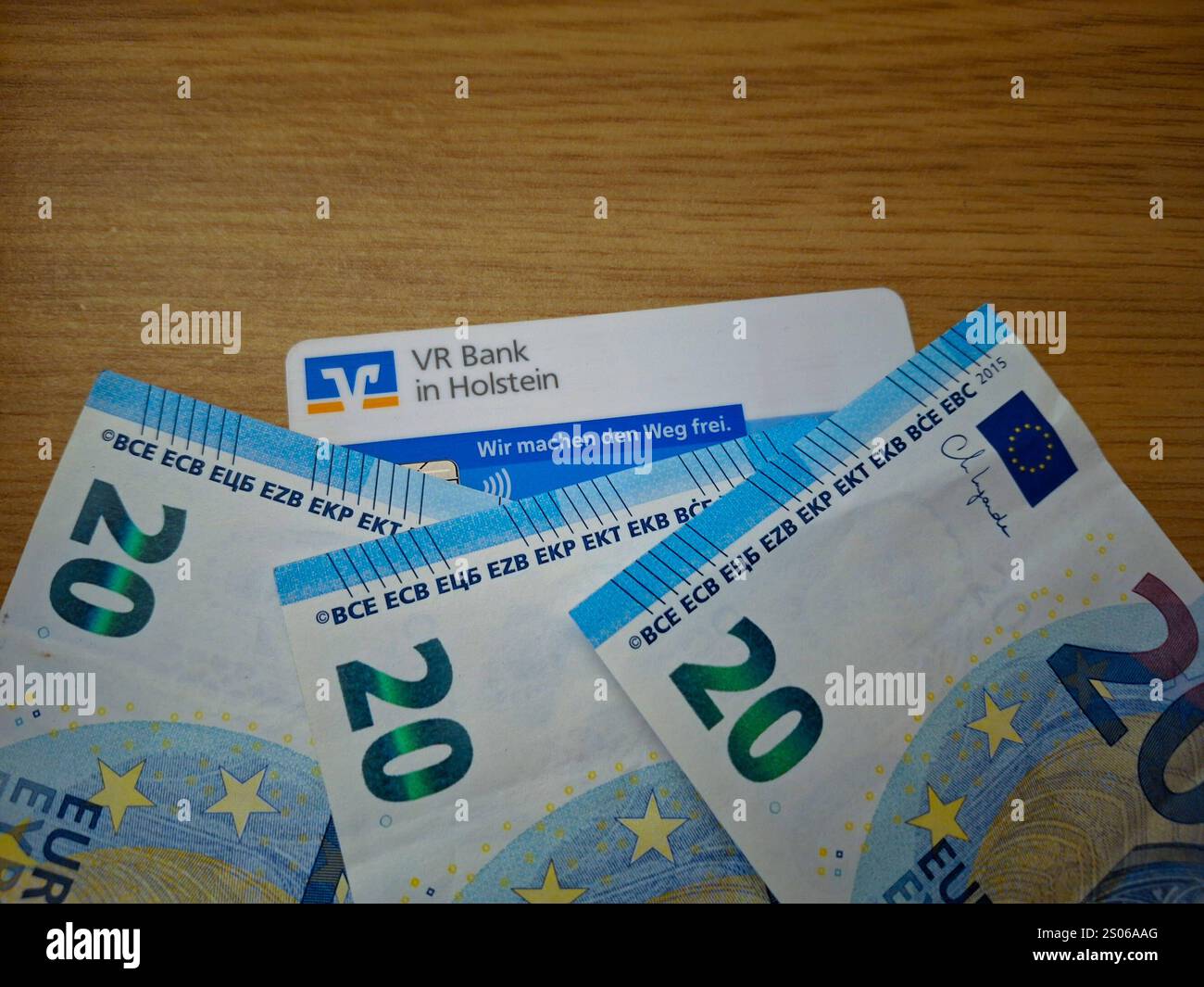 Stockbilder 12/2024 EC Karte mit Geld *** Stockfotos 12 2024 EC Karte mit Geld Copyright: XLobeca/RalfxHomburgx Stockfoto