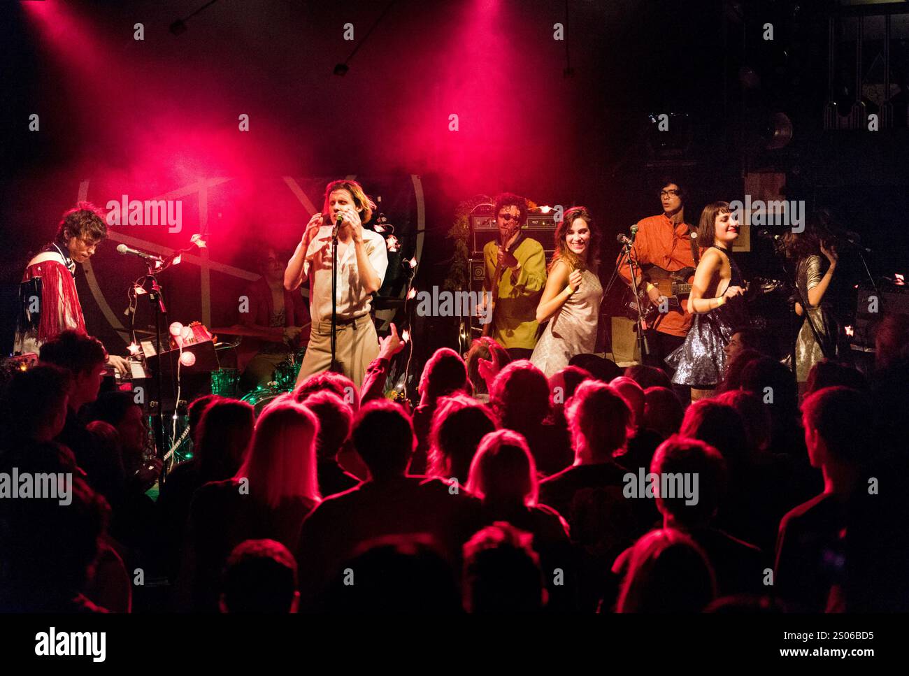US-AMERIKANISCHE Rockband Foxygen im Konzert im Kazimier, Liverpool, UK, 7. Mai 2015. Leadsänger Sam France im weißen Anzug und Jonathan Rado links auf den Keyboards. Stockfoto