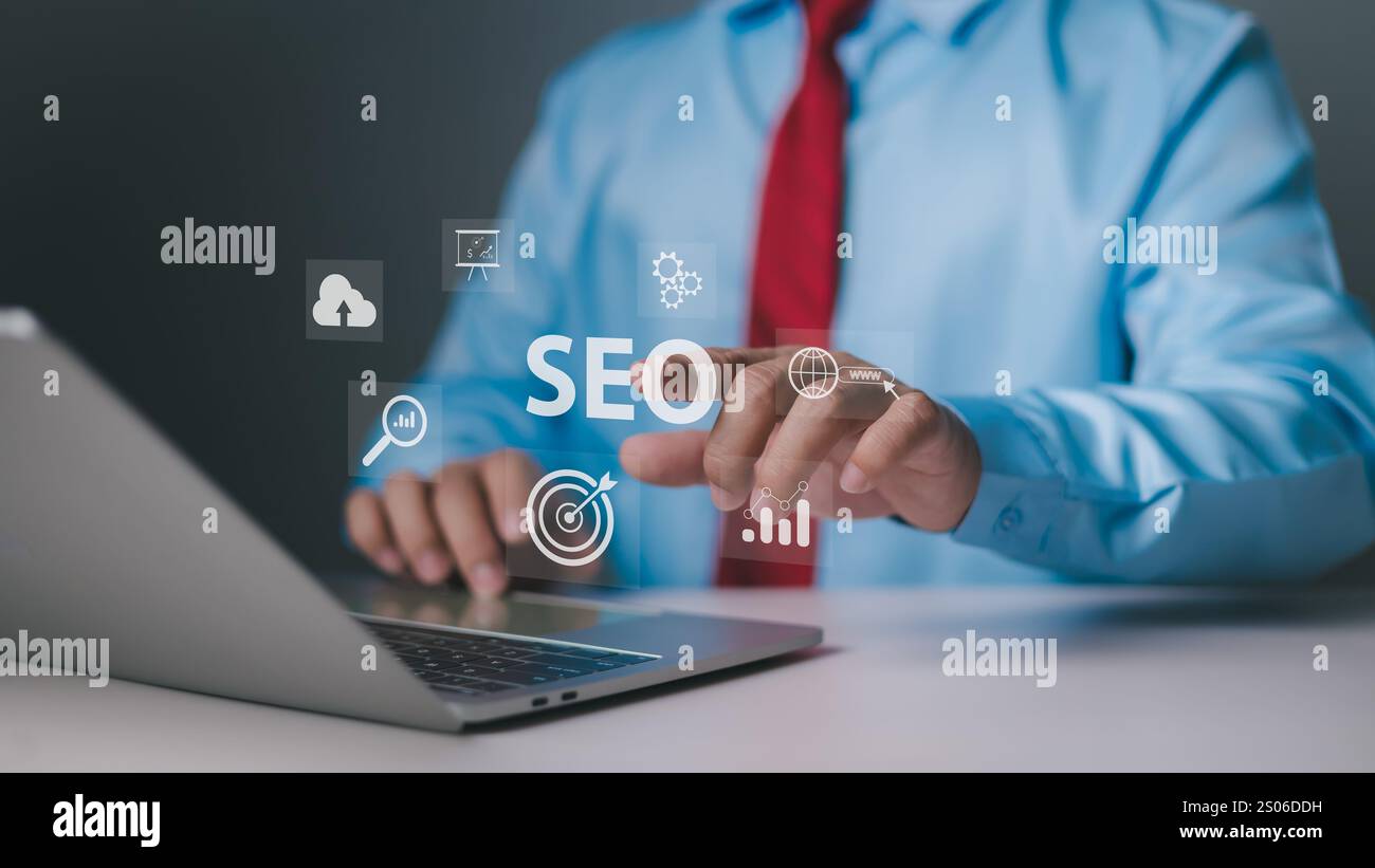 Suchmaschinenoptimierungskonzept für SEO. Geschäftsmann, der einen Computer zur Analyse benutzt. SEO Suchmaschinenoptimierung Marketing Ranking Traffic Website in Stockfoto