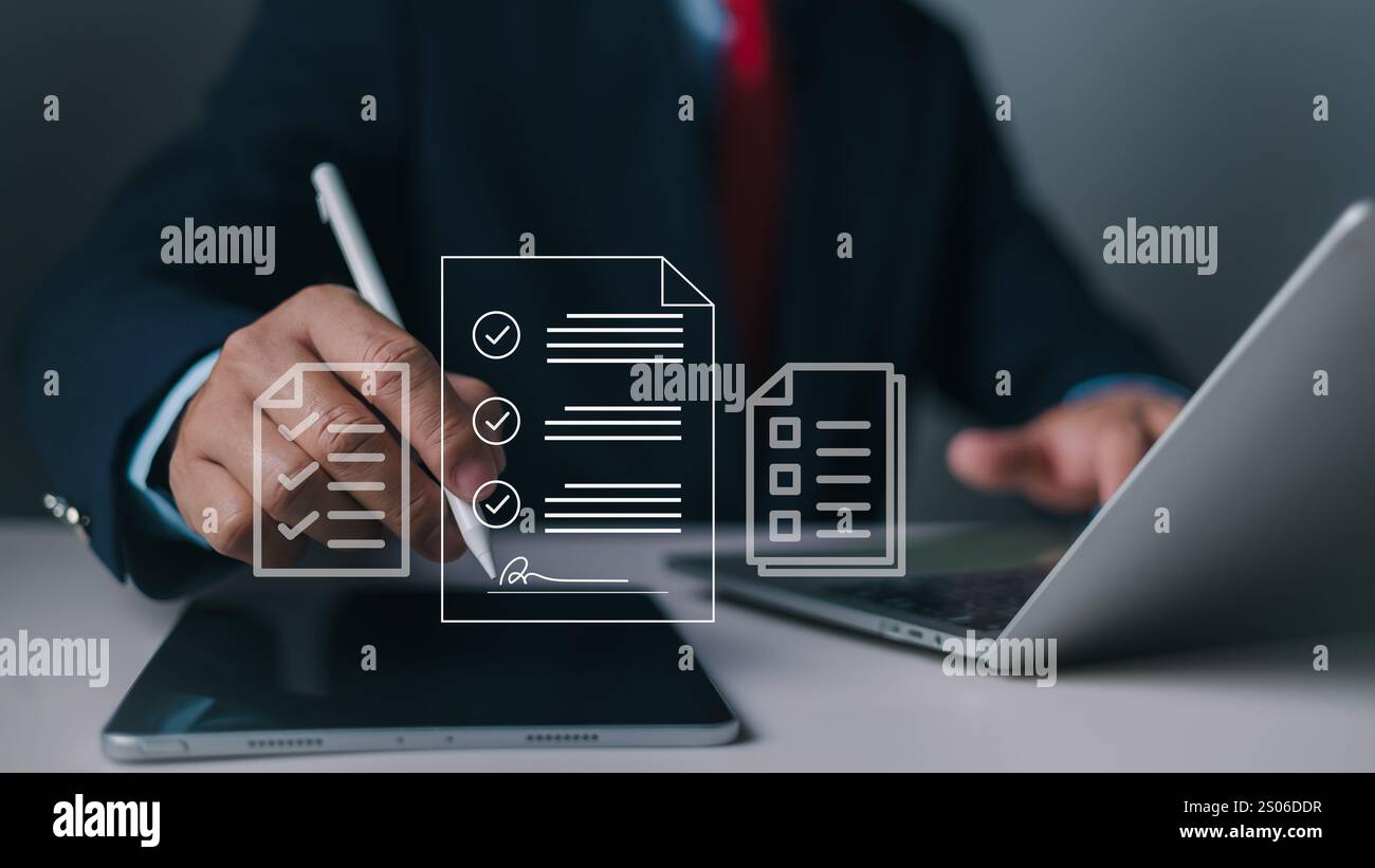 Dokumentenverwaltung man signiert ein elektronisches Dokument auf einem digitalen Dokument über einen virtuellen Notebook-Bildschirm mit einem Stift, E-Document Management Paperles Stockfoto