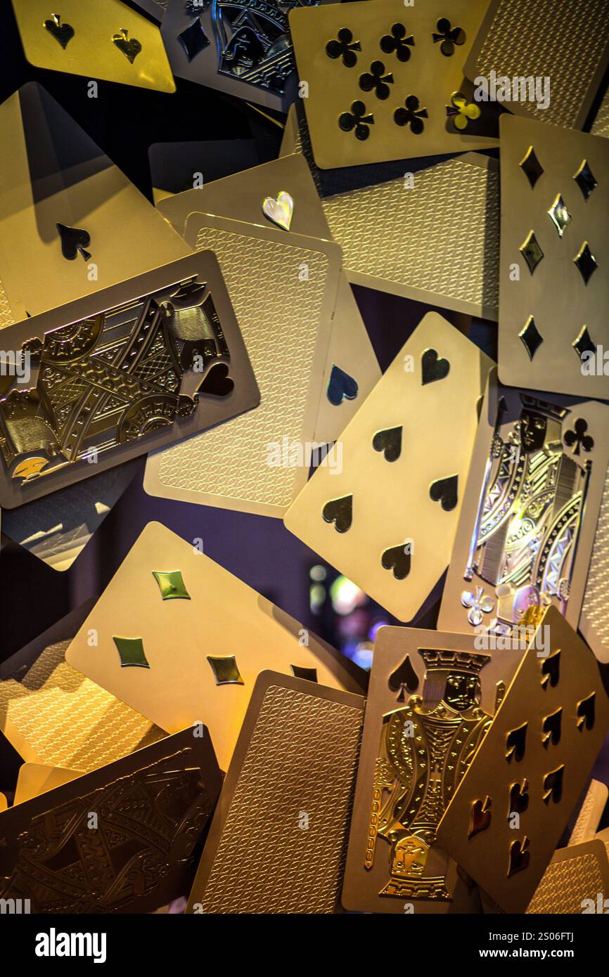Eine Sammlung von Spielkarten mit einer Vielzahl von Farben und Zahlen. Die Karten sind so angeordnet, dass sie in der Luft zu schweben scheinen. Konzept Stockfoto