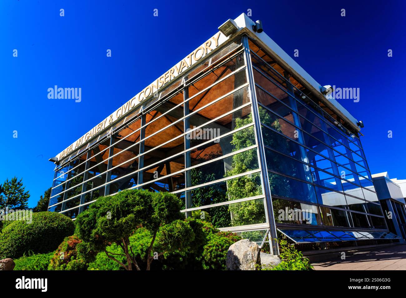 Ein großes Glasgebäude mit einem grünen Dach und einem Schild mit der Aufschrift „das Tal der Sonne“ Stockfoto