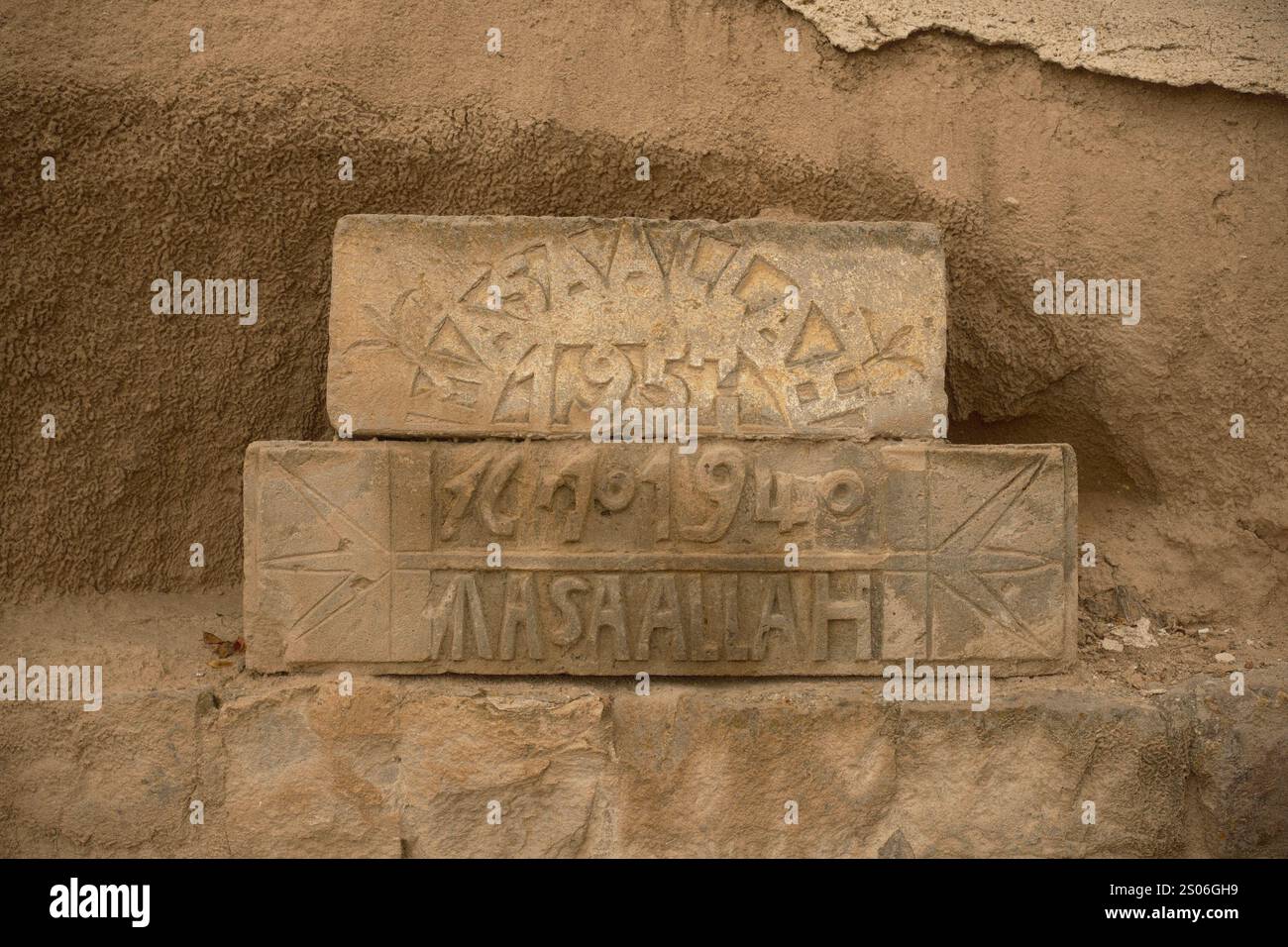 Alte Felszeichnungen aus der Vergangenheit mit der Inschrift „Maşallah“, was Bewunderung, Dankbarkeit und Schutz bedeutet Stockfoto