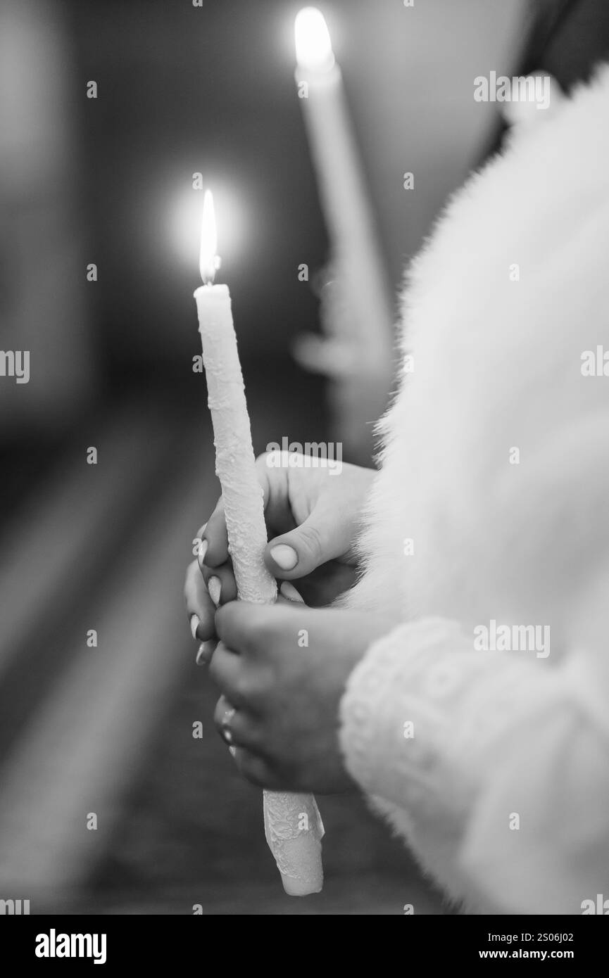 Symbolic Serenity: Eine Nahaufnahme einer Zeremonie bei Kerzenschein. Stockfoto