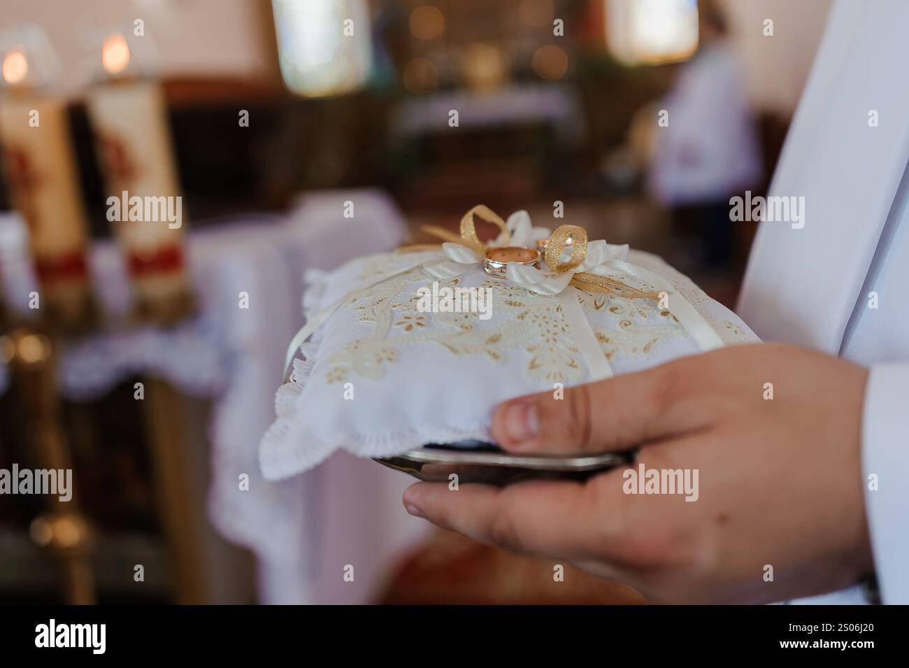 Elegante religiöse Zeremonie mit kunstvollem Dekorationsbrot. Stockfoto