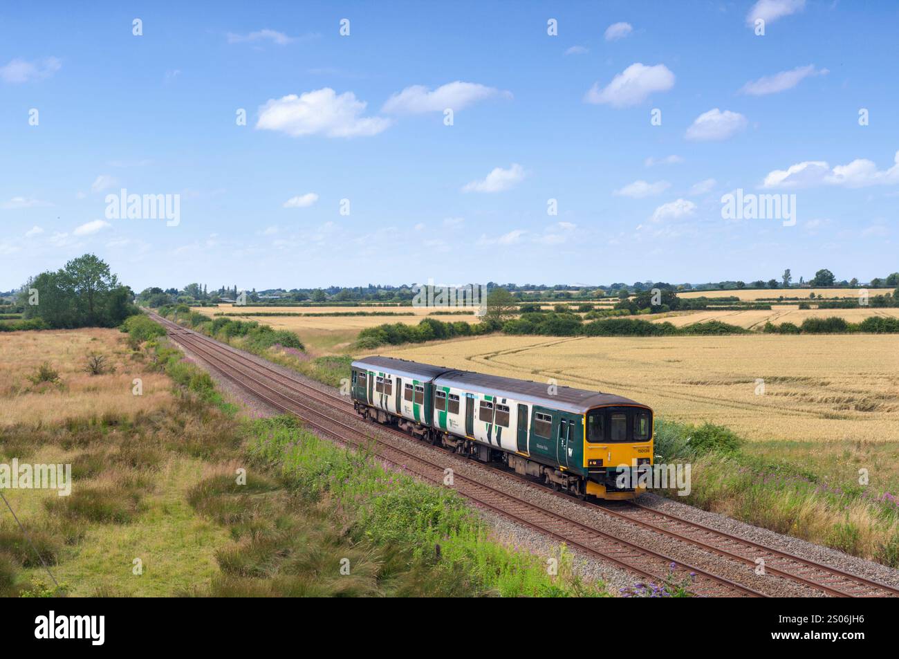 Der Sprinter-Zug der West Midlands Railway der Baureihe 150 150139, der Church End auf der Marston Vale Railway überquert Stockfoto