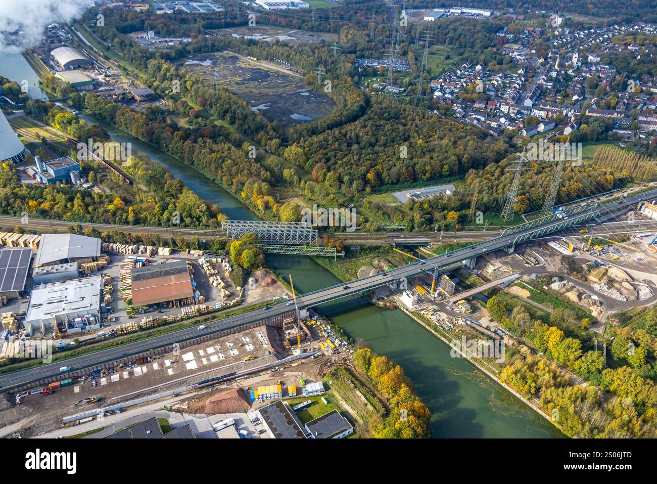 Luftbild, Emschertalbrücke der Autobahn A43 und der Eisenbahnbrücke über den Fluss Emscher und Rhein-Herne-Kanal, Baukau, Herne, Ruhrgebiet, Nordrhein Stockfoto