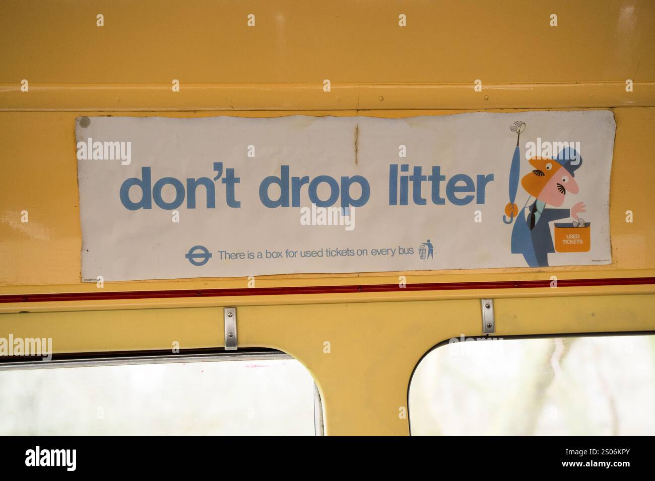 Poster „Don't Drop Litter“-Busse auf einem Oldtimer-Doppeldeckerbus aus den 1950er Jahren Stockfoto Poster „Don't Drop Litter“-Busse auf einem Oldtimer-Doppeldeckerbus aus den 1950er Jahren Stockfoto
