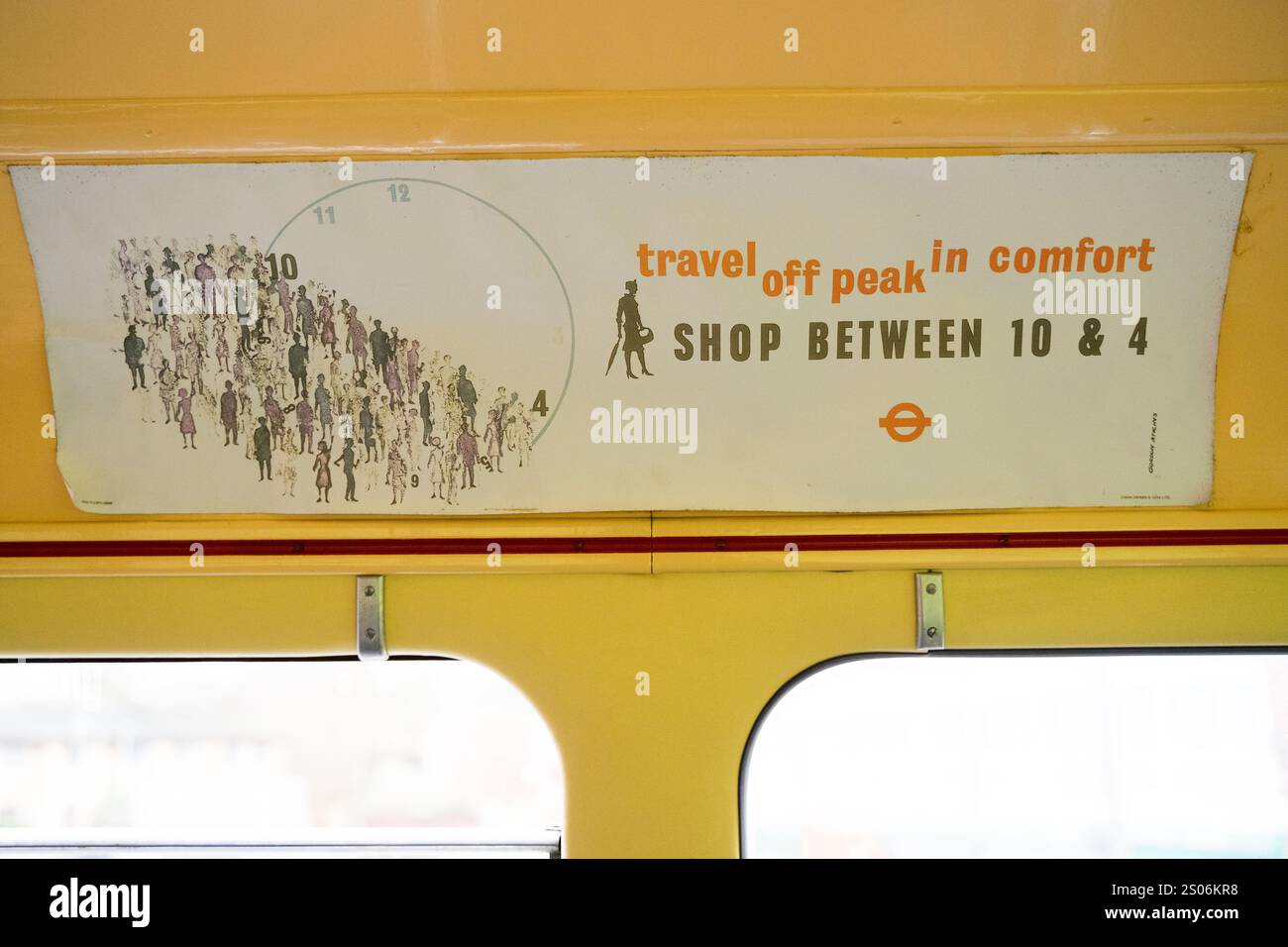 Poster für „Reisen außerhalb der Spitzenzeiten in Komfort“ und „Shop Between 10 & 4“ auf der Innenseite der Doppeldecker-Oldtimer-Route-Meister aus den 1950er Jahren, Großbritannien Stockfoto Poster für „Reisen außerhalb der Spitzenzeiten in Komfort“ und „Shop Between 10 & 4“ auf der Innenseite der Doppeldecker-Oldtimer-Route-Meister aus den 1950er Jahren, Großbritannien Stockfoto