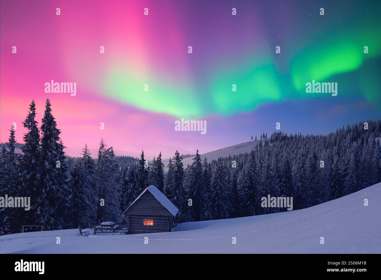 Kleine Holzhütte in schneebedeckten Bergen unter unglaublichen Nordlichtern am Sternenhimmel. Weihnachtslandschaft mit Polarlichtern im Winter. Aurora Bor Stockfoto