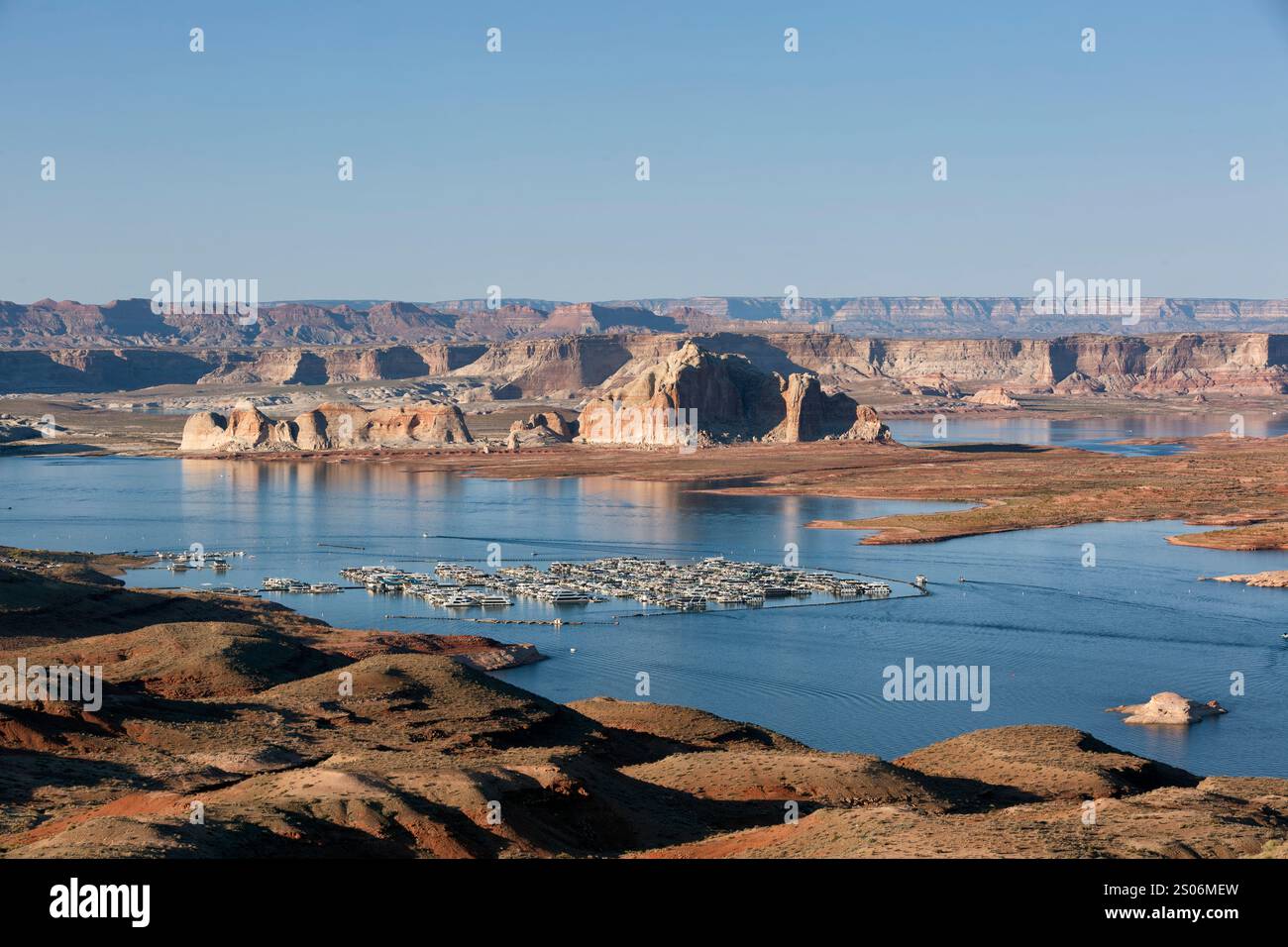 Lake Powell – der zweitgrößte künstliche See in den Vereinigten Staaten ist der Spielplatz für Page, Arizona, mit fast drei Millionen Besuchern pro Jahr. Stockfoto