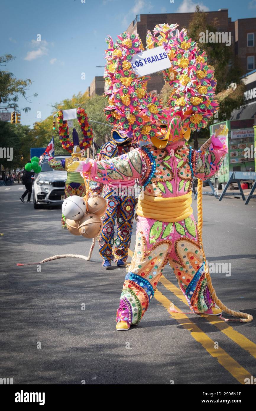 Marschieren in fantastischen Kostümen der Tanzgruppe Los Frailes bei der Dominican Day Parade 2024 in Jackson Heights, Queens, New York Stockfoto